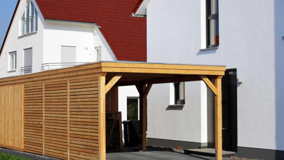 Carport ved hvidt hus